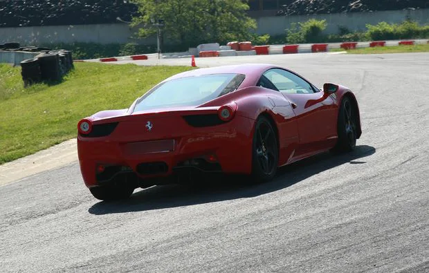 Ferrari F458 fahren auf der Rennstrecke bei Turin (1 Runde) - 3