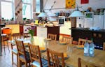 Kinder kochen für ihre Eltern in Berlin
