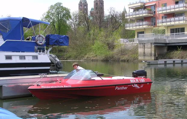 Motorboot fahren auf dem Rhein /Speyer - 1