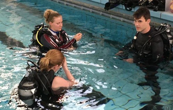 Tauchschnupperkurs im Pool Hochheim am Main
