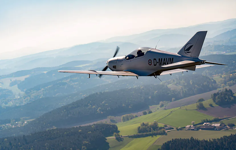 Kampfflugzeug selber fliegen Lübeck (30 Min.)
