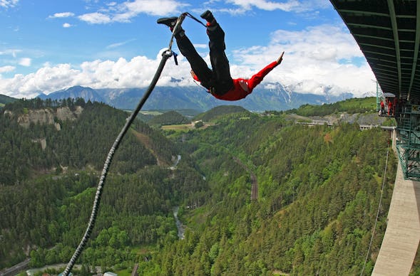 192 Meter Bungy-Sprung von der Europabrücke