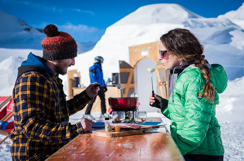 Fondue essen im Iglu Gstaad