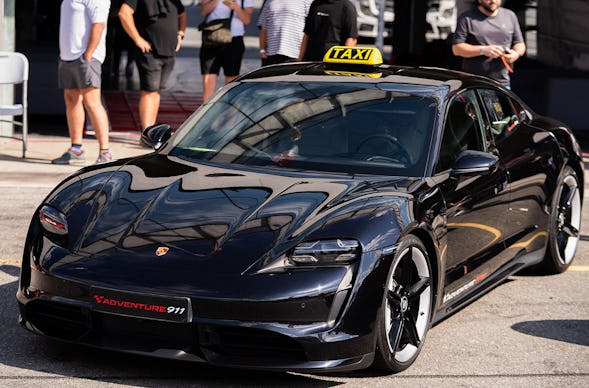 Renntaxi Orechová Potôn (Porsche Taycan)