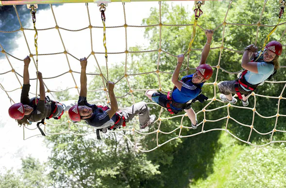 Schwebender Hochseilgarten in Tirol