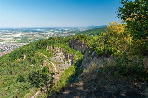 Steinbruch Schriesheim mit Blick auf die Rheinebene